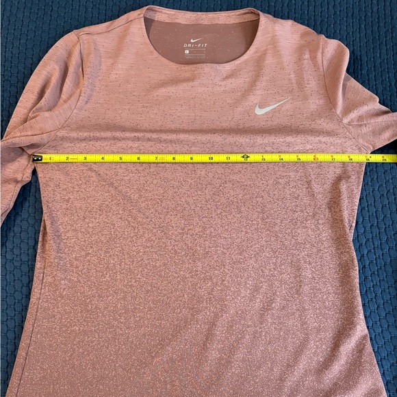 Women’s Nike dri-fit long sleeve workout shirt - Picture 4 of 5